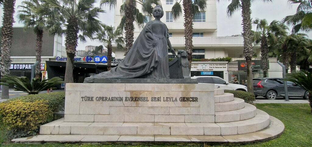 Leyla Gencer Heykeli