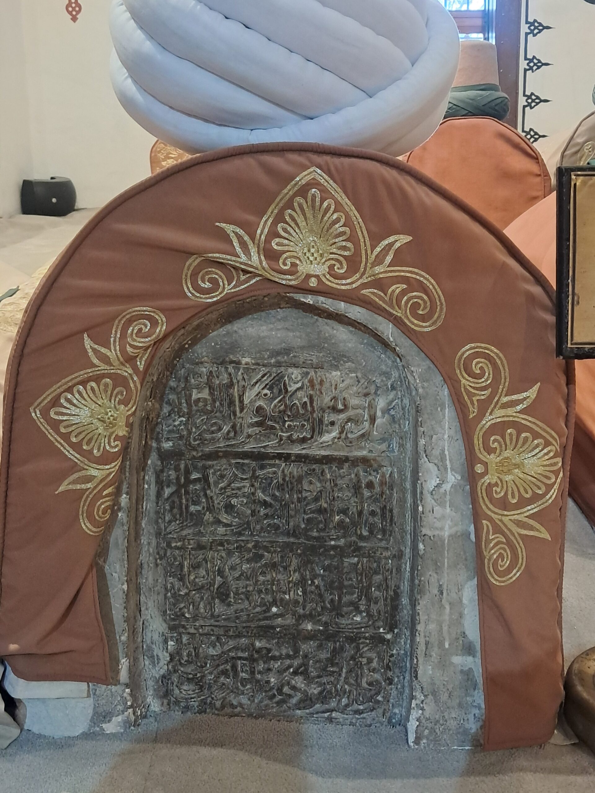 Mevlana Külliyesi Dahil-i Uşşak Bölümü’nde bulunan bir mezar taşı