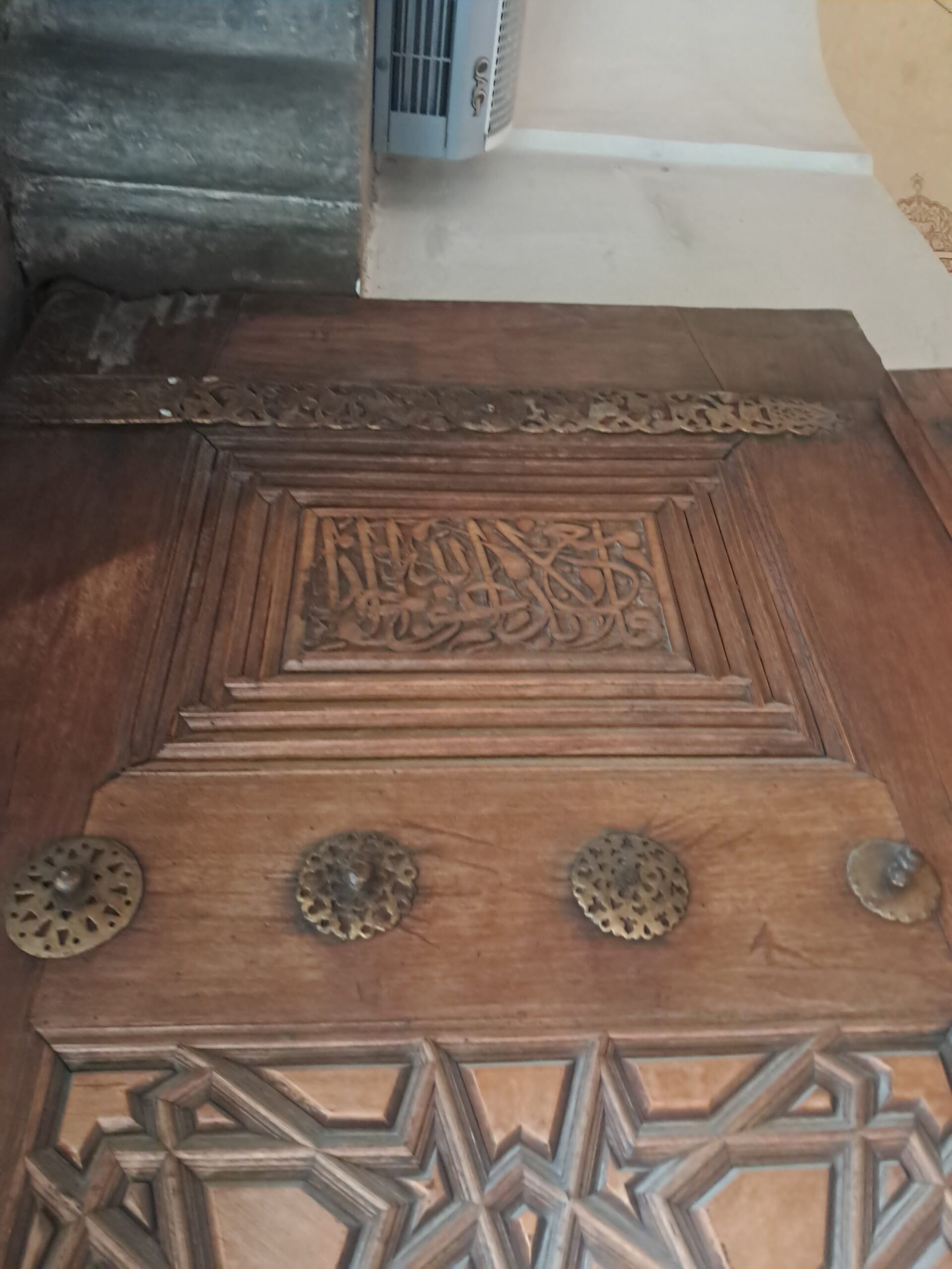 Mevlana Külliyesi Mescidi kapısındaki kündekarî kitabeler