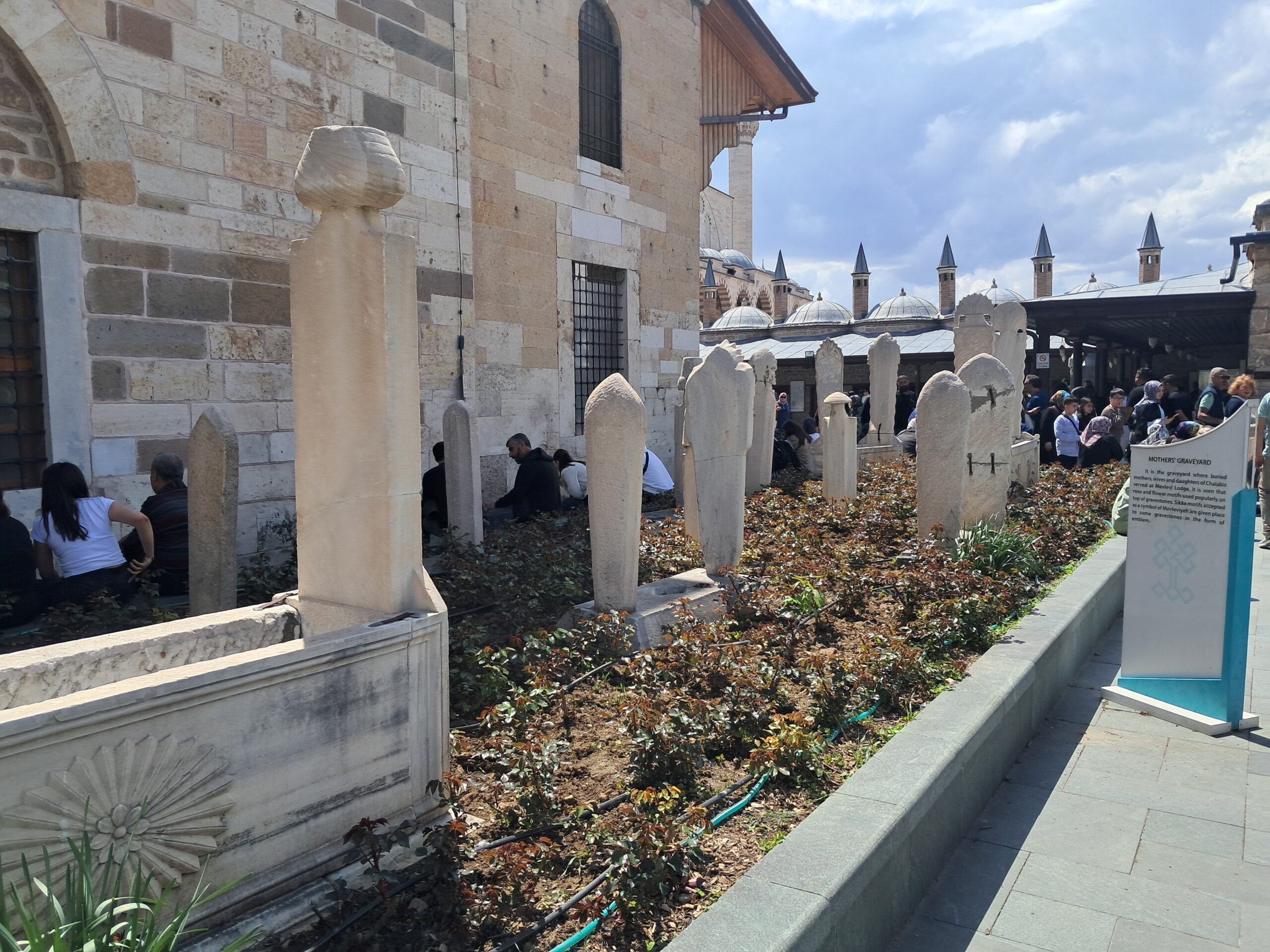 Mevlana Külliyesi Valideler Mezarlığı