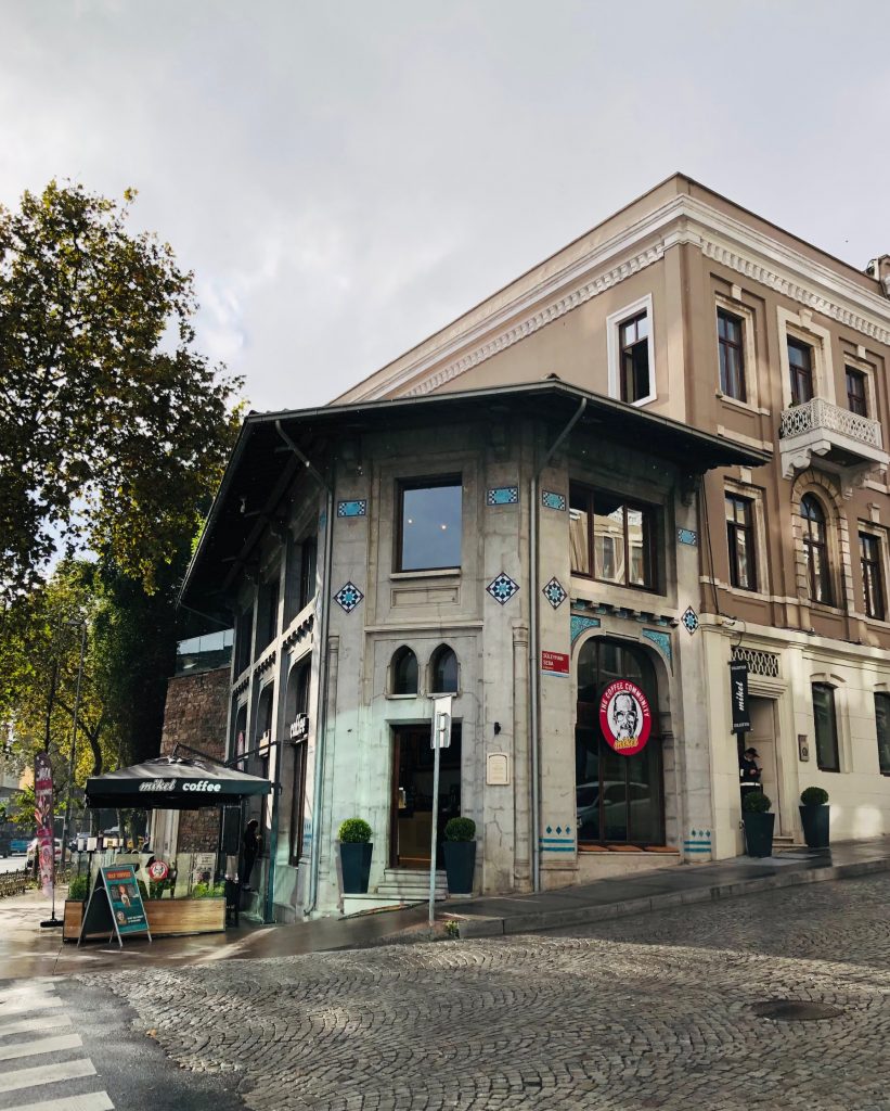 Milli Emlâk Dükkanları, Akaretler