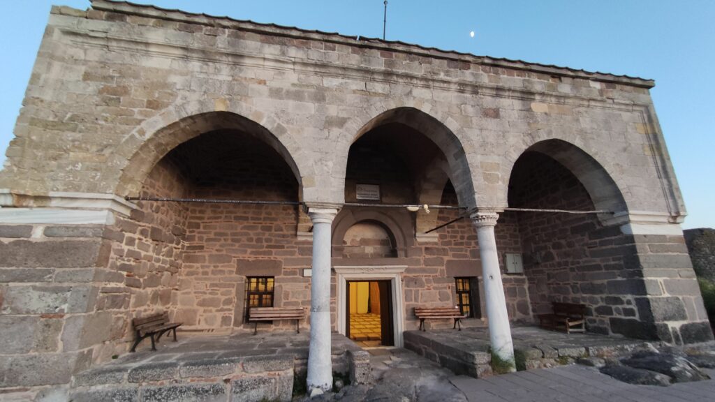 Murat Hüdavendigar Camii, Behram