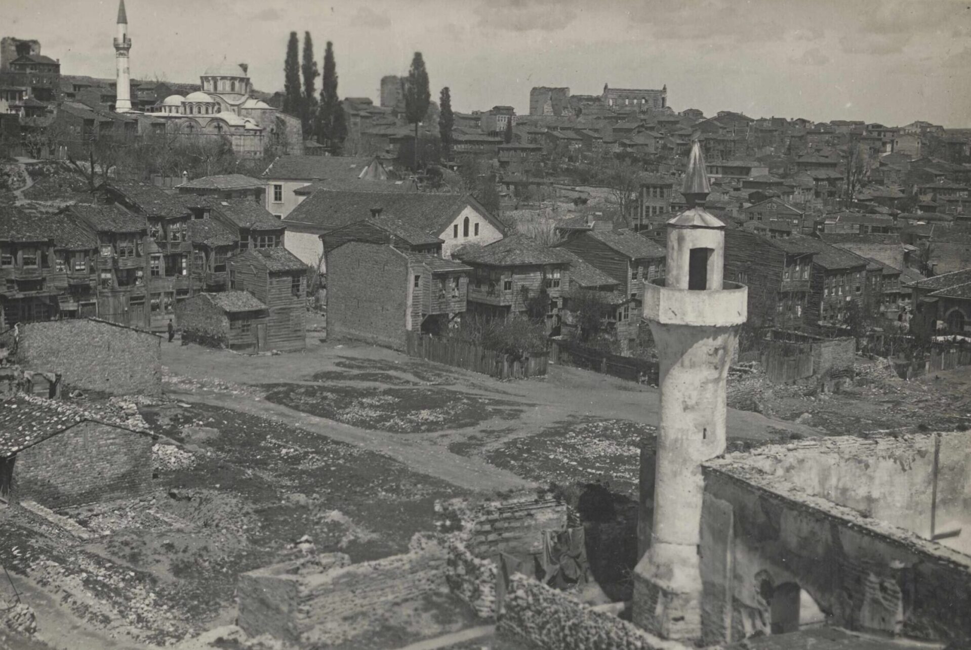 Harap haldeki Odalar Camii ve arkada Kariye Camii ile Tekfur Sarayı, 1910-1920