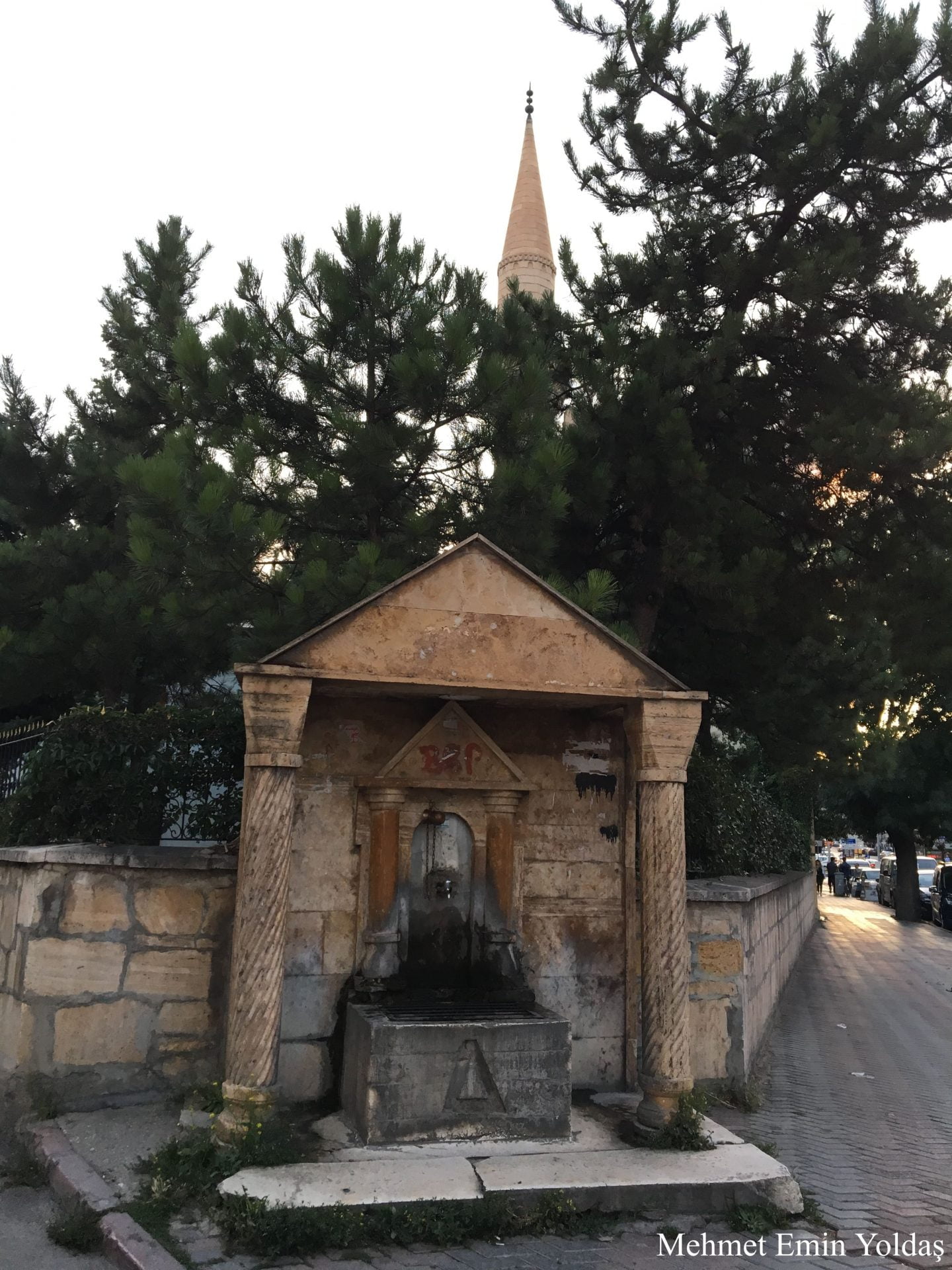 Örtmeli Caminin bahçesi
