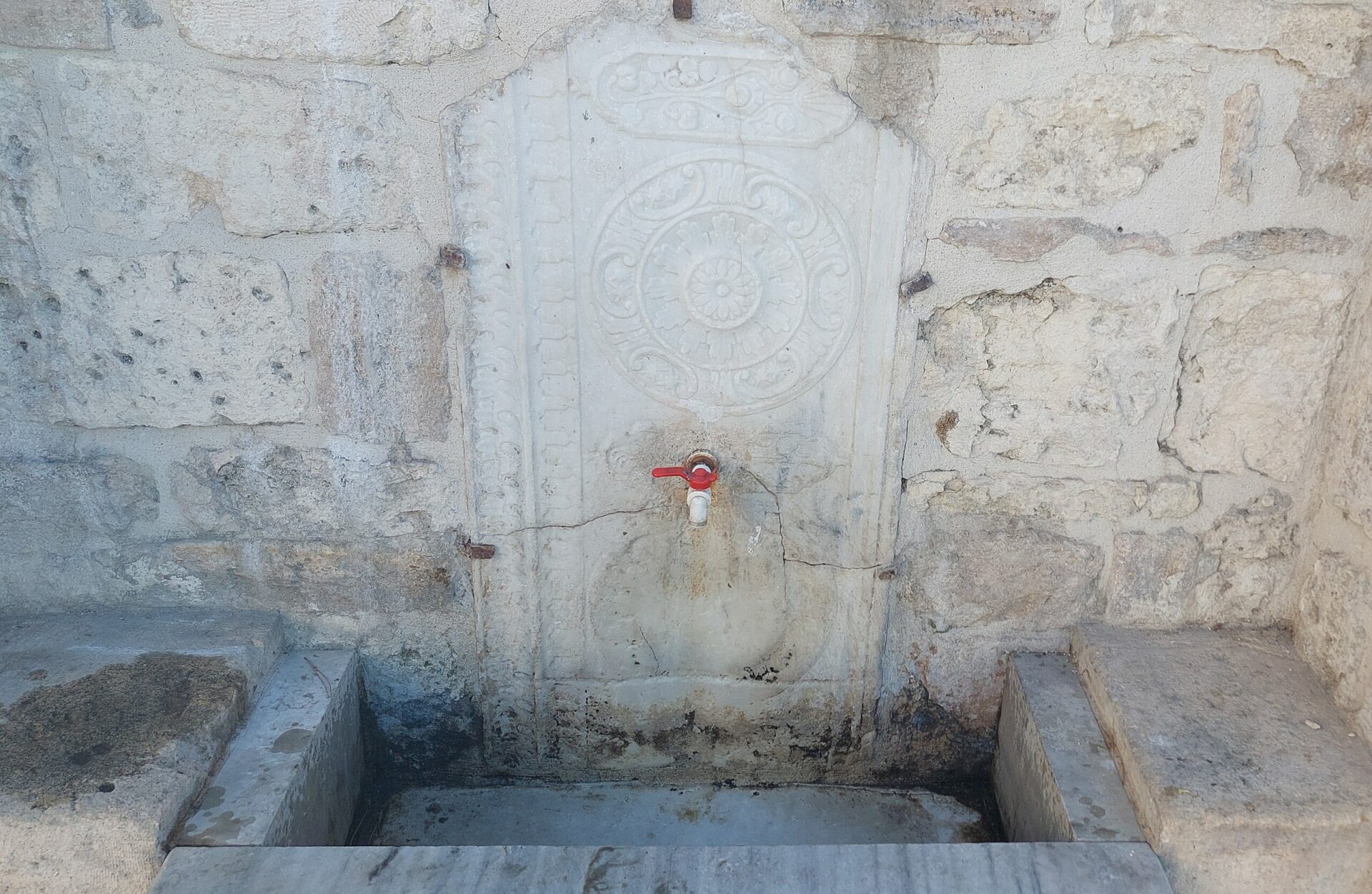 Paşa Çeşmesi aynalık detayı