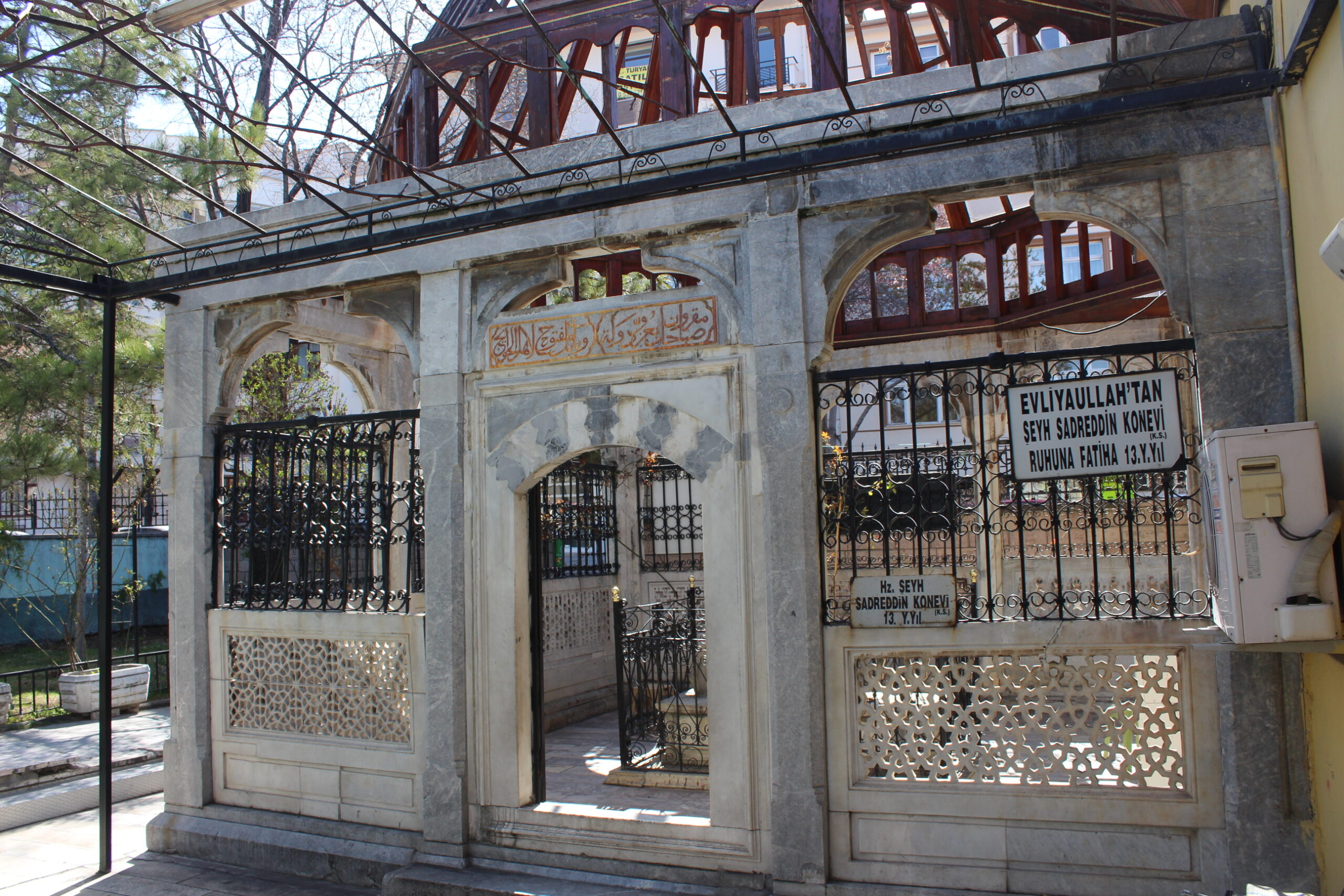 Sadrettin Konevi Türbesi