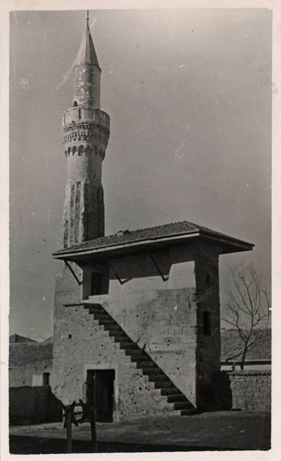 Sahipata Camii Taçkapısının avludan görünüşü