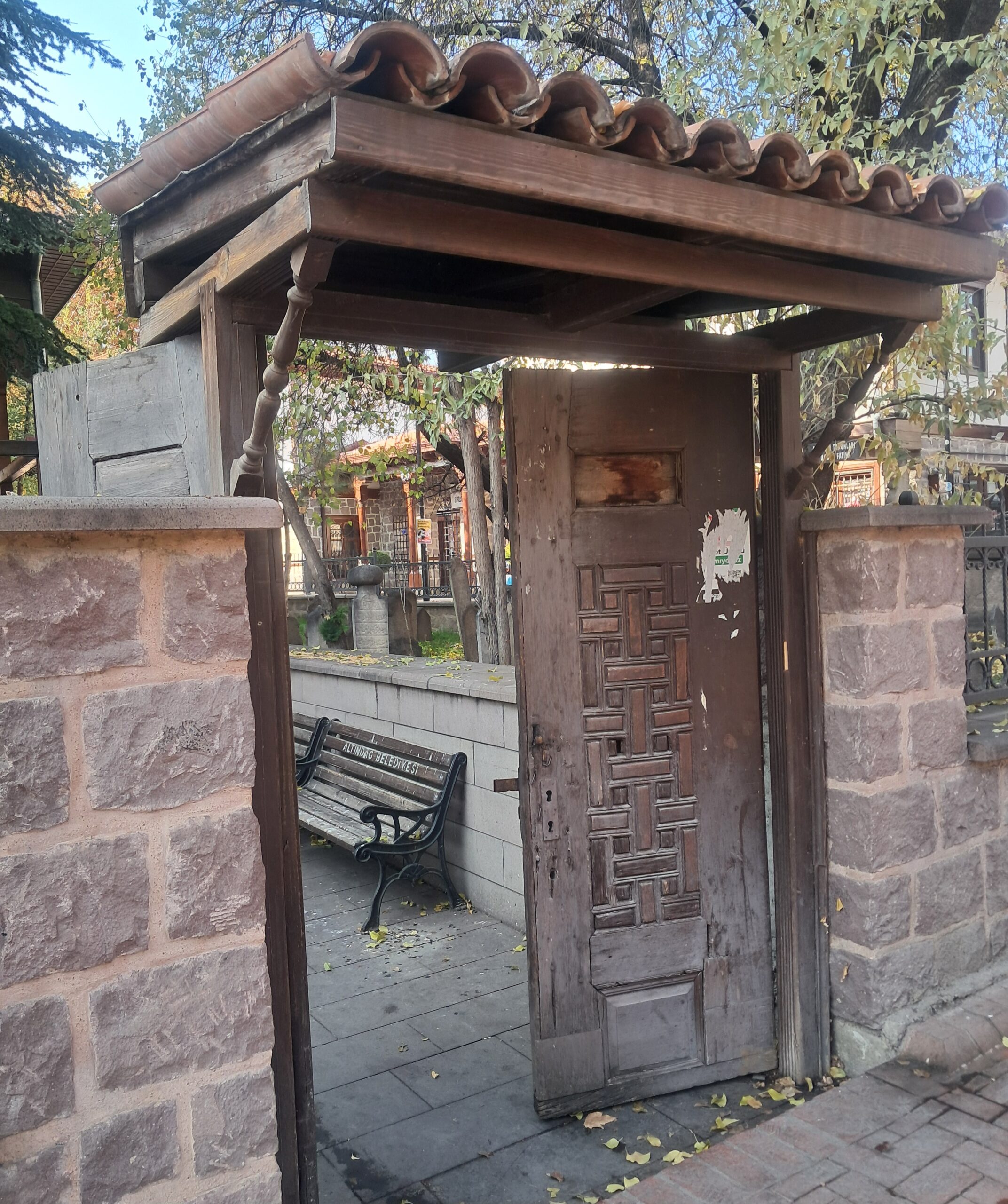Sarıkadı Camii dış kapı girişi