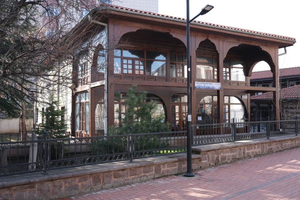 Sarıkadı Camii