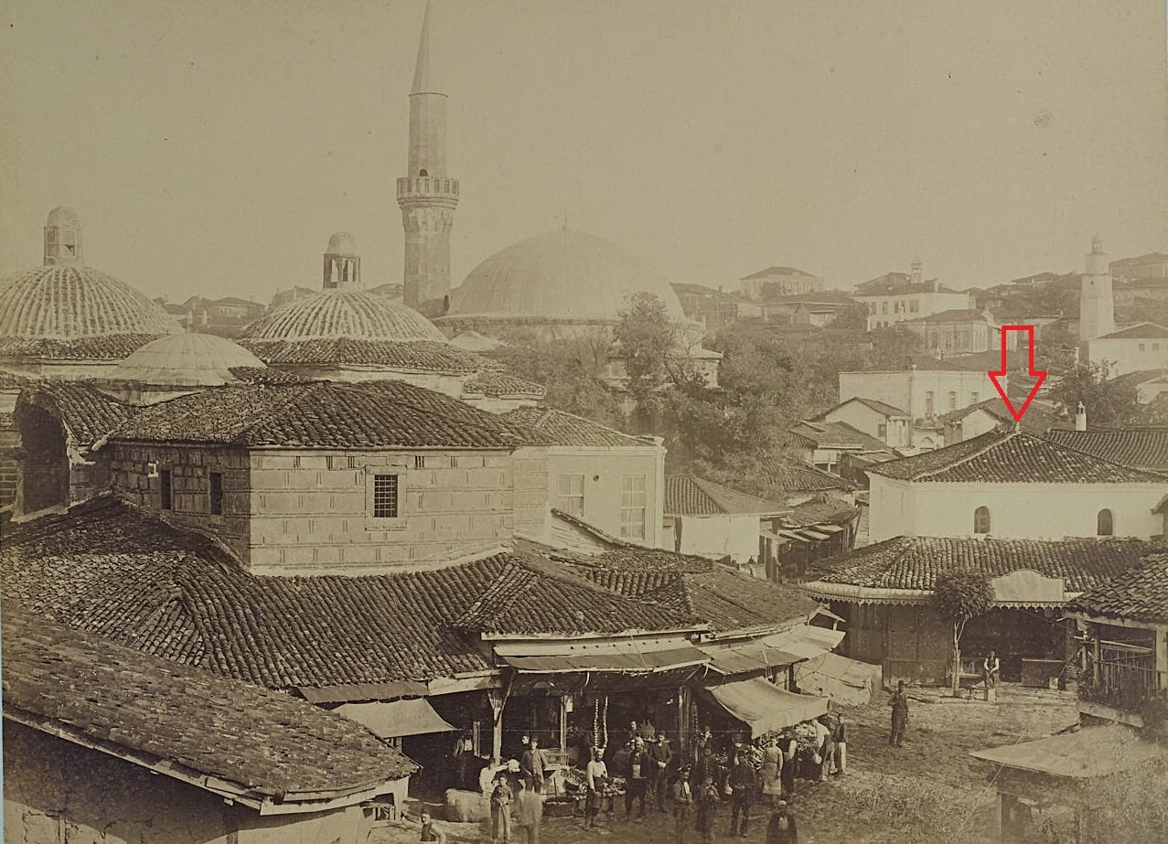 Hızırbey Bedesteni ve arkada minaresiz Serdar Ali Paşa Camii