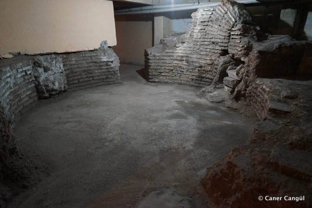 Servet Han Altındaki Roma Hamamı