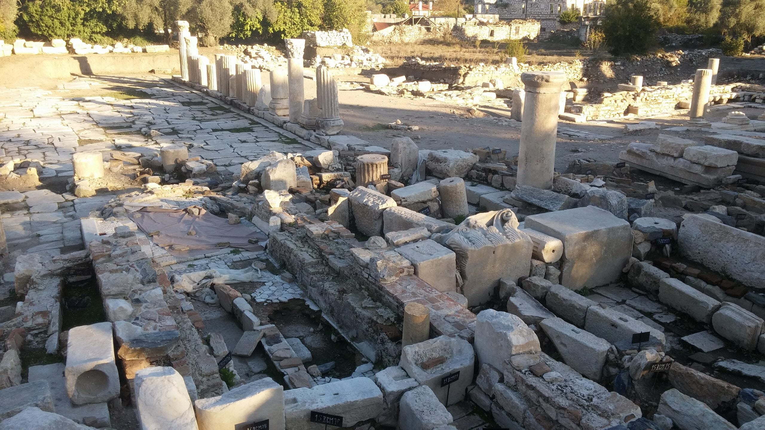 Batı Sütunlu Cadde Üzerinde Nekropole Çevrilen Kilise