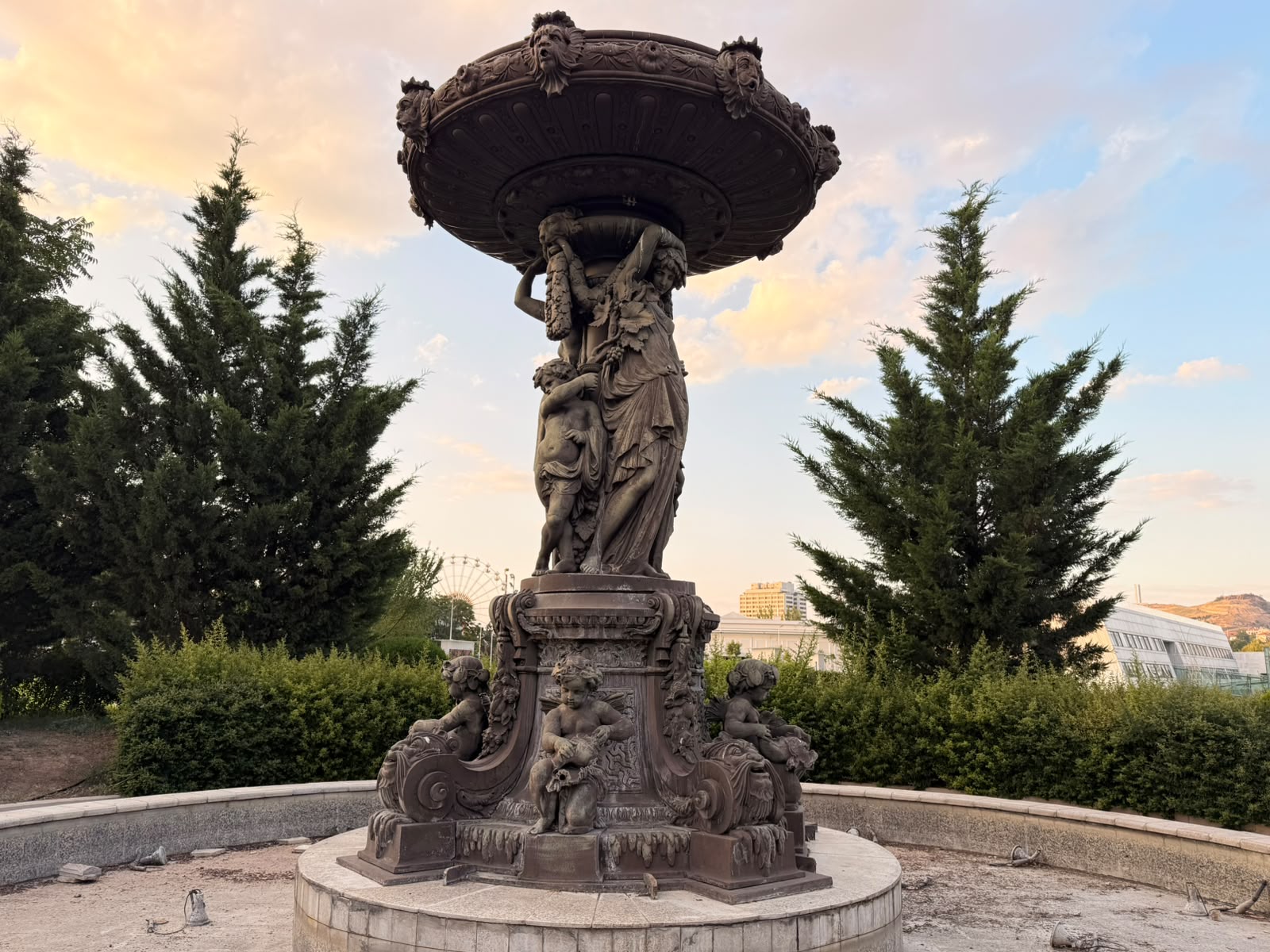 Su Perileri Heykeli, Ulus