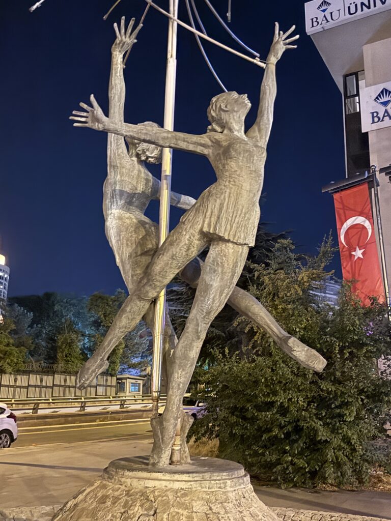 Su Perilerinin Dansı Heykeli