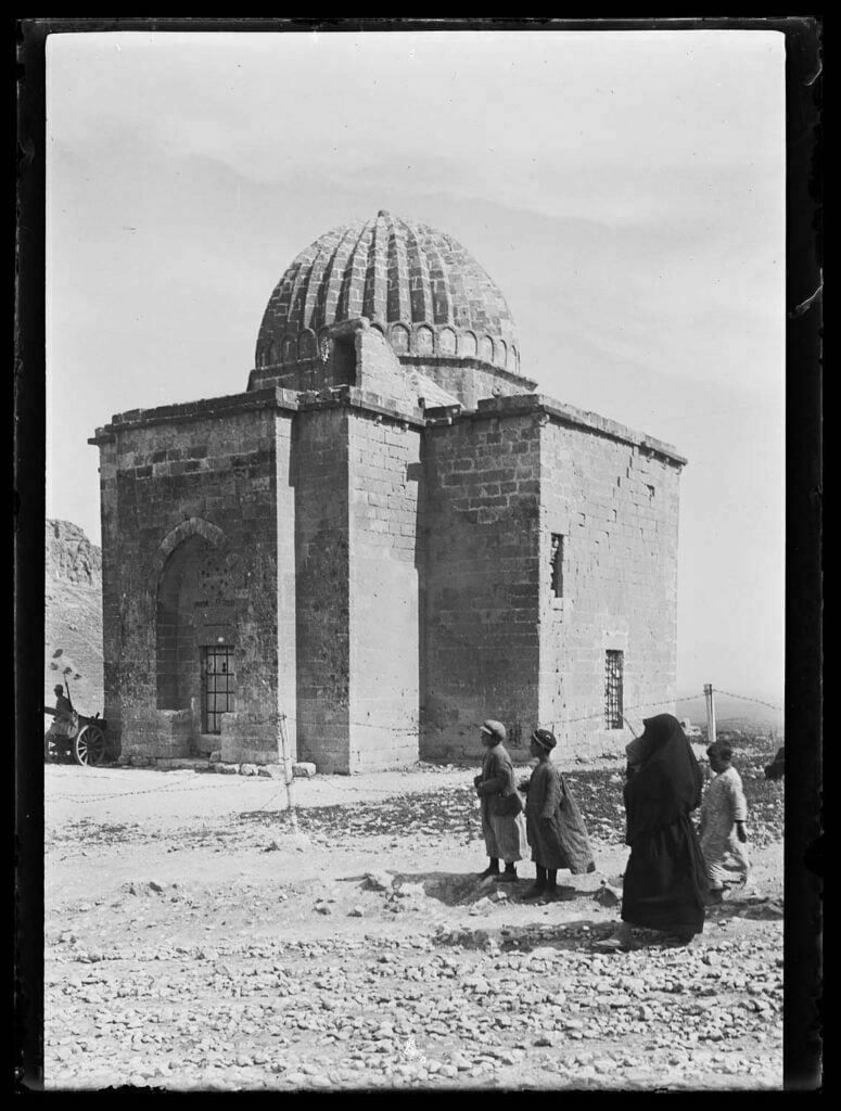 Sultan Hamza Türbesi
