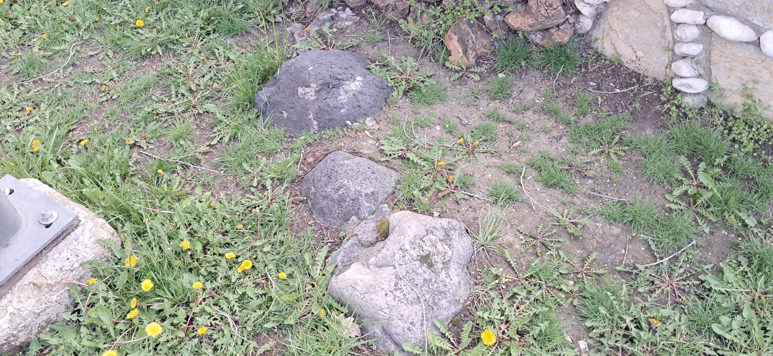 Surp Asdvadzadzin Ermeni Manastırı Mezarlığı’ndaki diğer taşlar