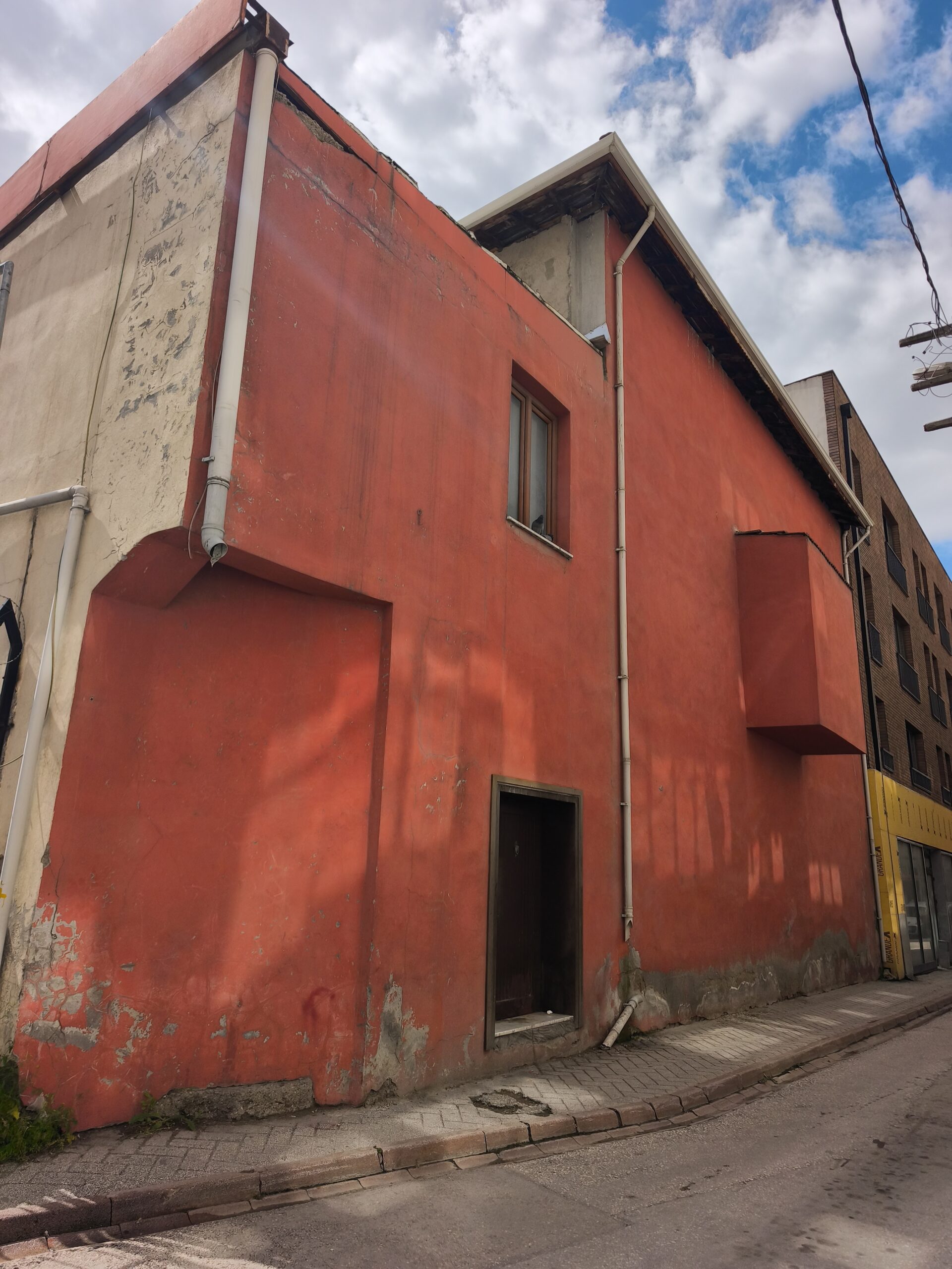 Kiliseyi çevreleyen duvar.