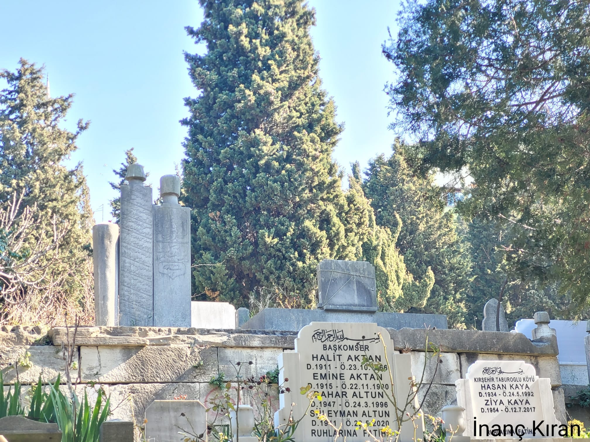 Sütlüce Mezarlığındaki Osmanlı Mezar Taşları