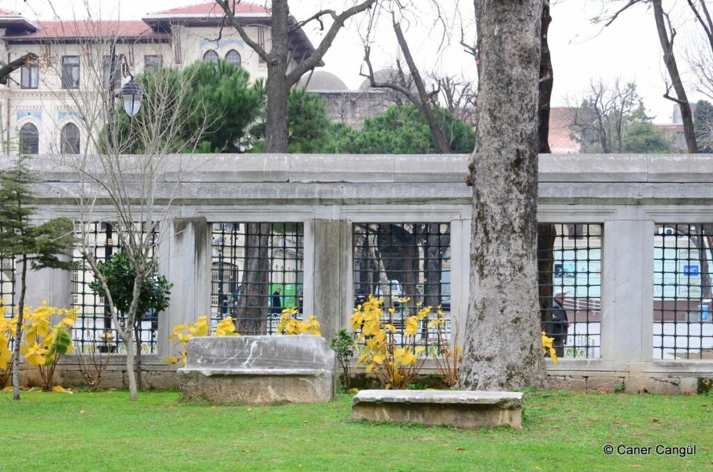 Taş Koltuk, Sultanahmet Camii Avlusu