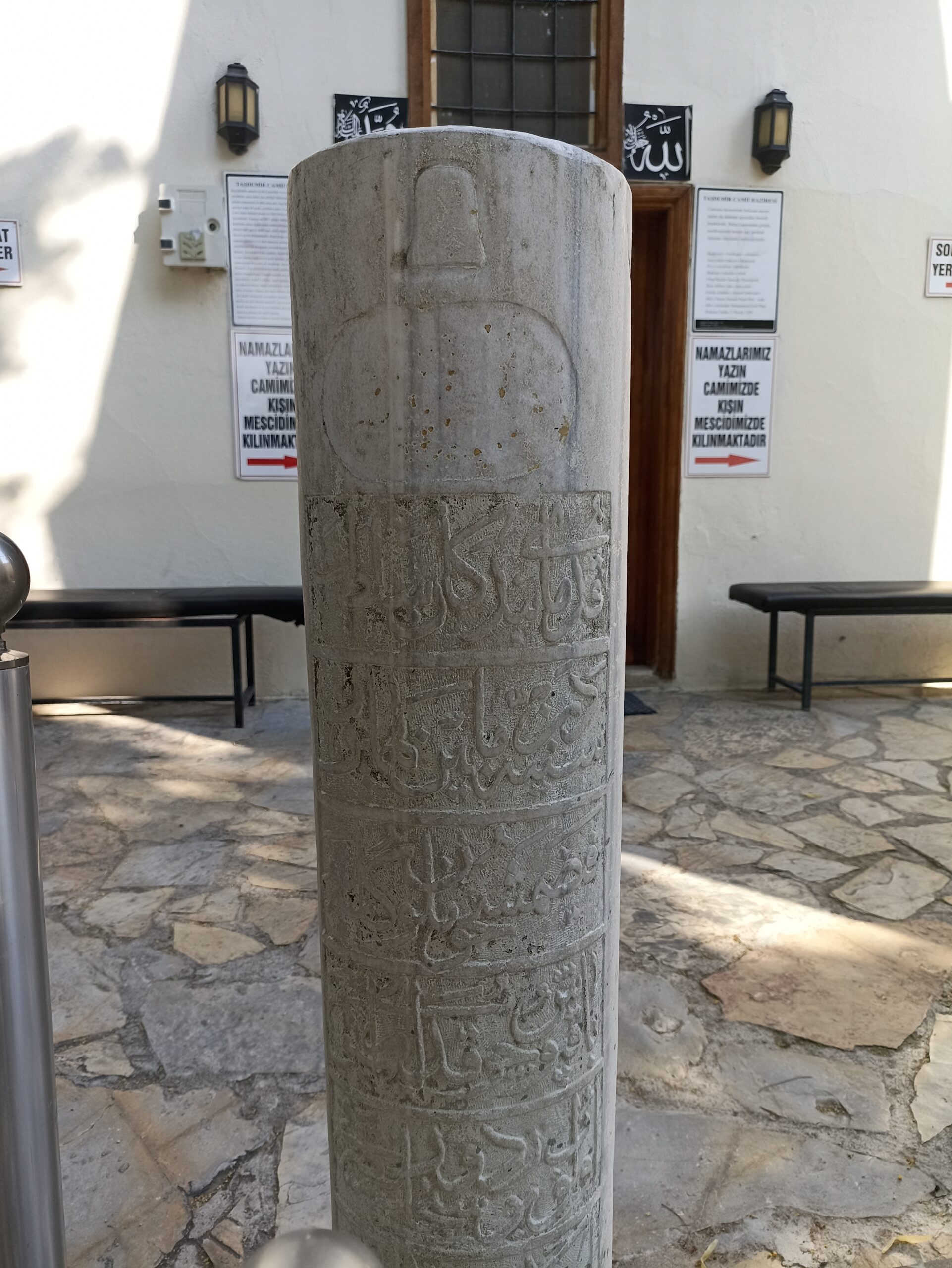 Burdur sancağı mutasarrıfı, mir-i mirân Mehmed İzzet Paşa’nın Mevlevi sikke görünümlü sütunsal mezar taşı şahidesi.