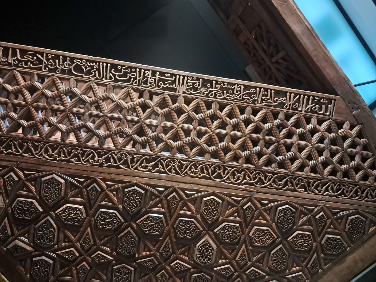 Ankara Etnoğrafya Müzesi’nde bulunan Taşkın Paşa Camii’nin ahşap minberi. Korkulukta Âyete’l-Kürsî yazmaktadır.