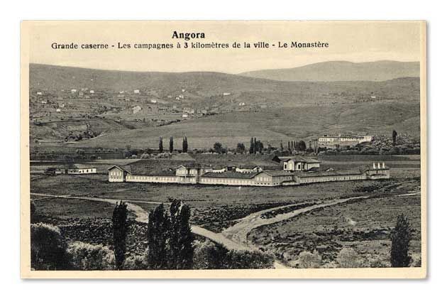 Vank Manastırı (Sağ arkada)
