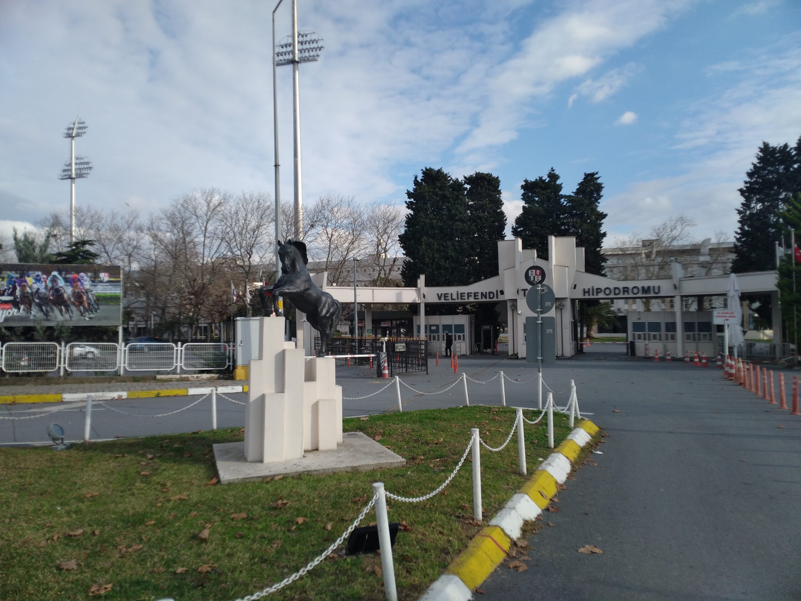 Veliefendi Hipodromu Giriş Kapısı