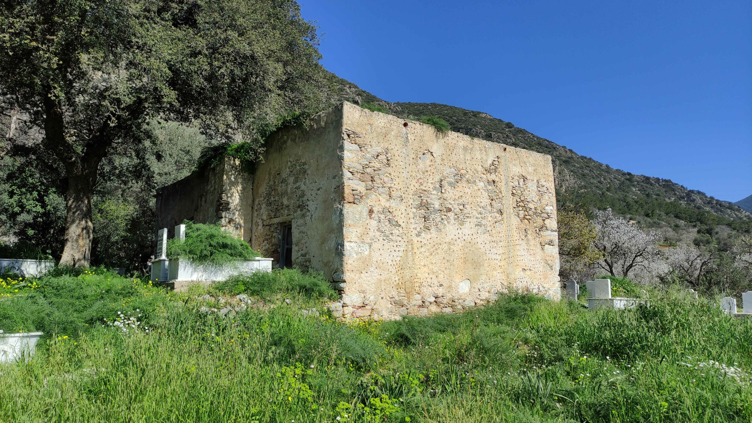 Yaka Mezarlık Camii