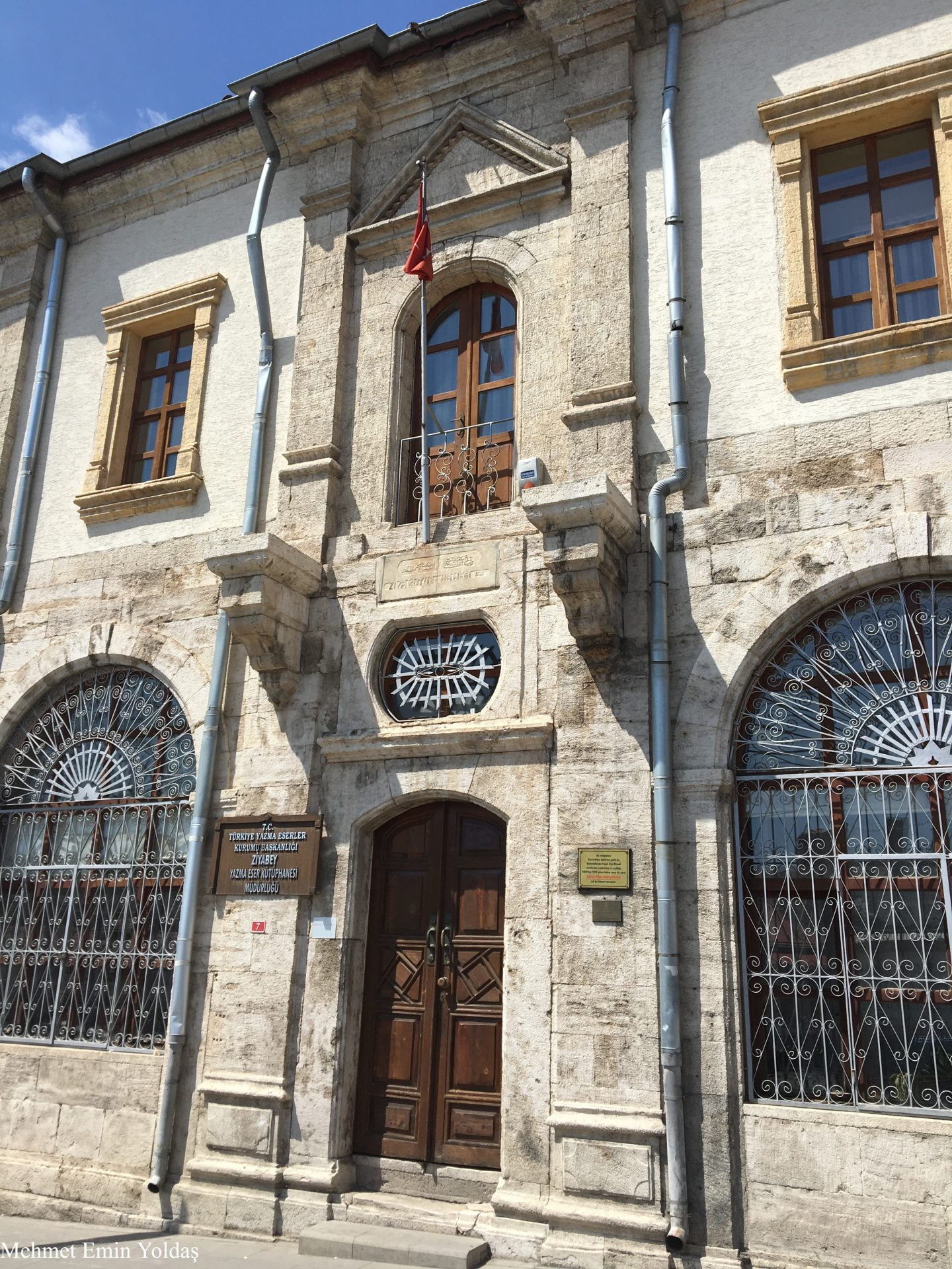 Ziya Bey Kütüphanesi giriş kapısı