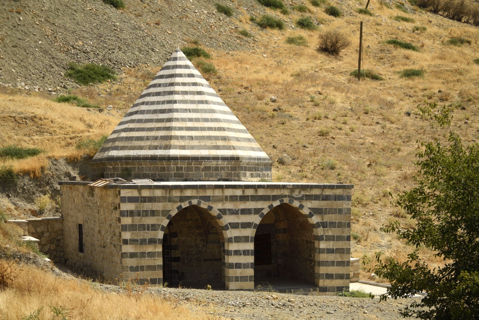 Alacalı Mescit,
