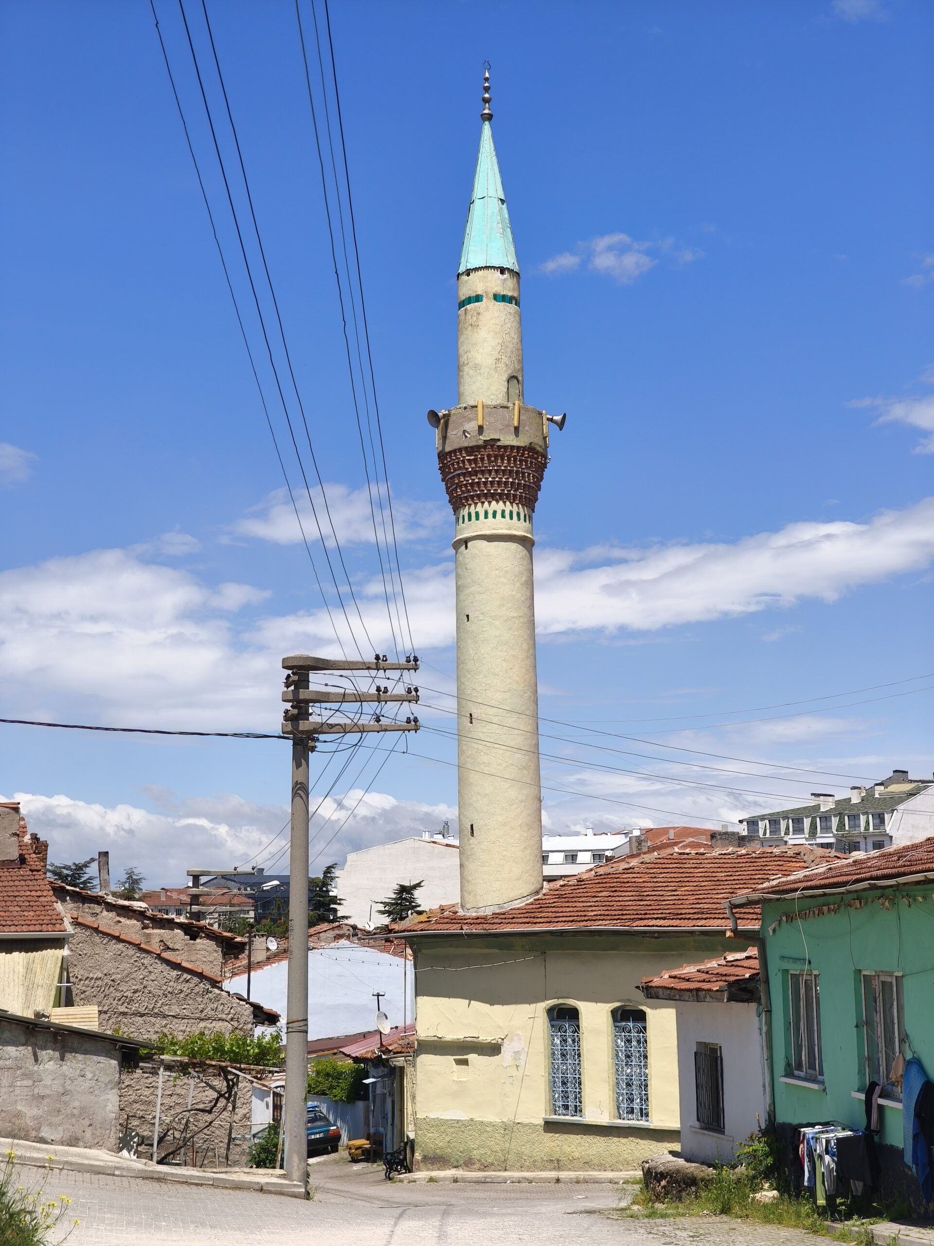 Minare, kitâbe ve cami geniş görünüm.
