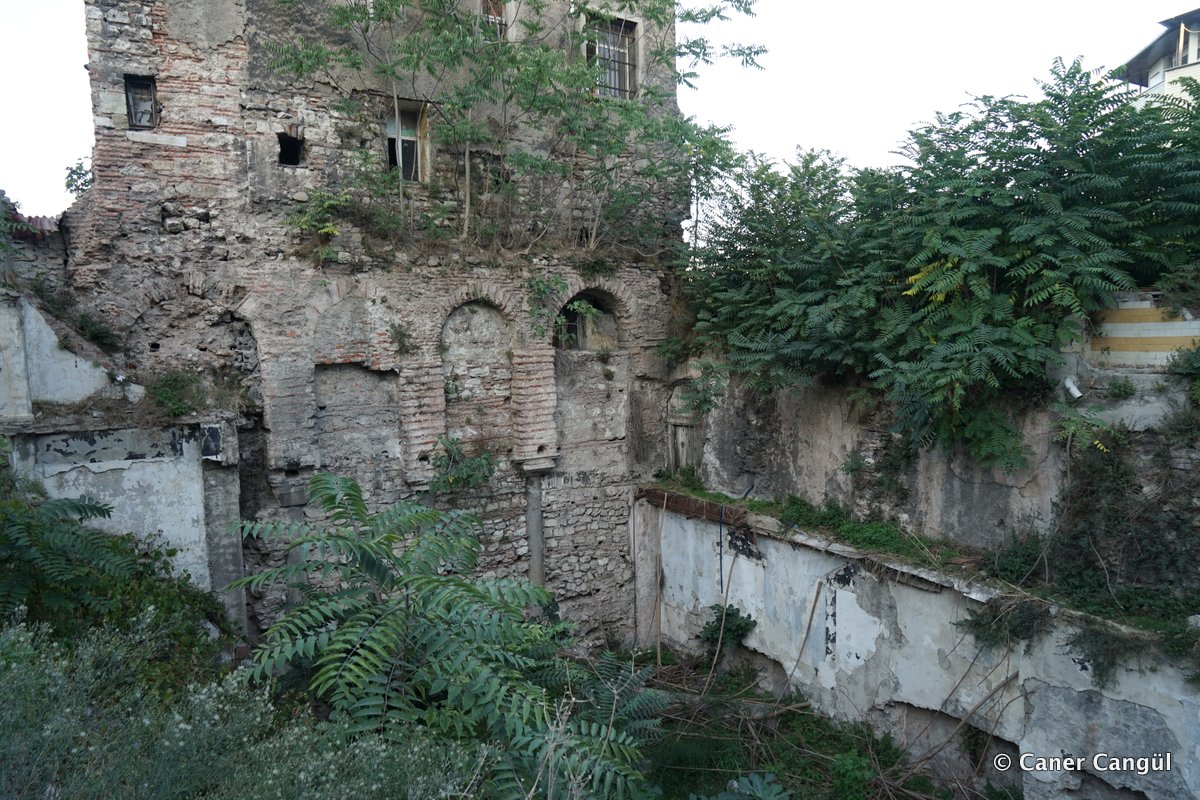 Alayköşkü Caddesindeki Üç Dönem Katmanlı Yapının Alt Bölümü