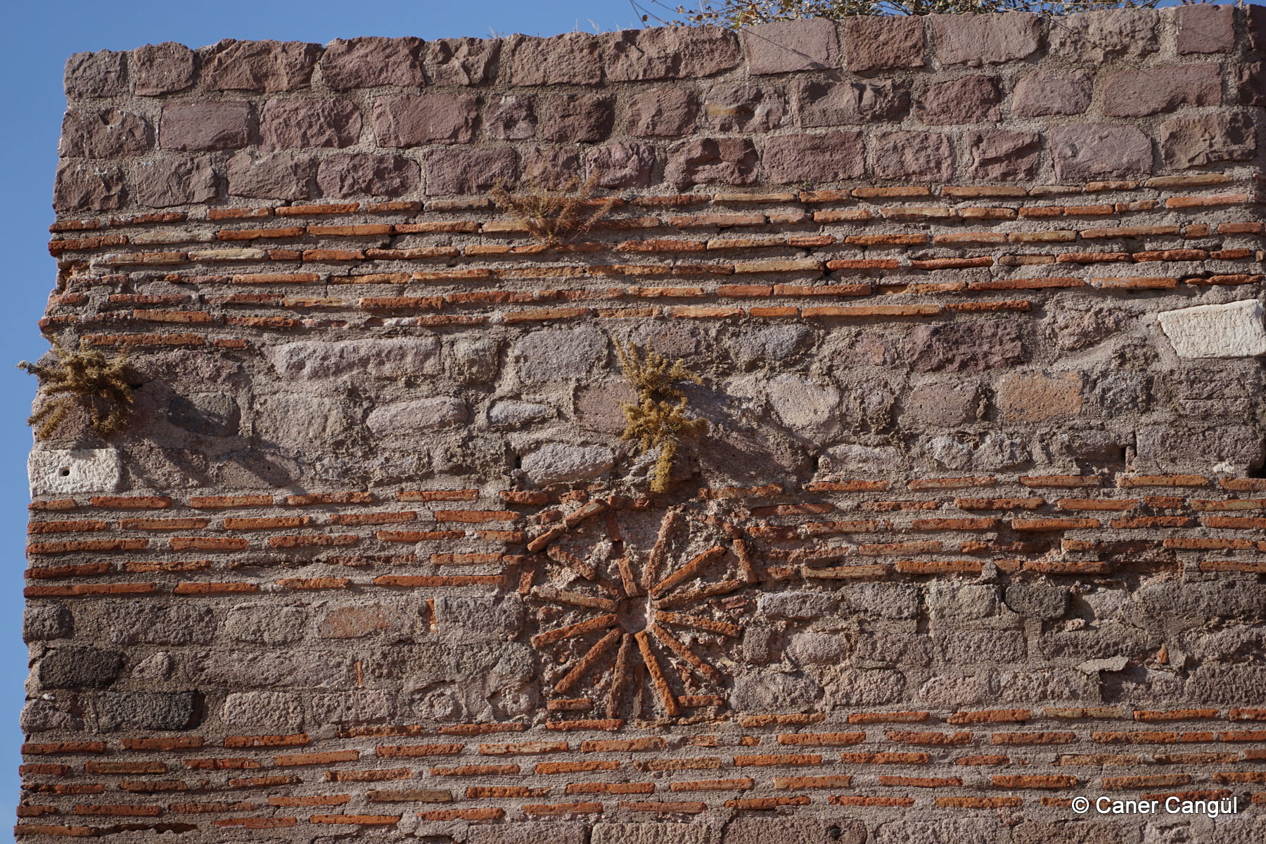 Ankara İç Kale Surları T19 Üzerindeki Güneş Motifli Tuğla Düzeni