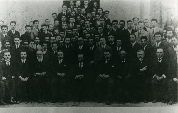 5 Kasım 1925 Atatürk Ankara Adliye Hukuk Mektebi’nin açılış töreninde öğretim üyeleri ve öğrencilerle. Bu fotoğrafı daha sonra kendisi de Hukuk Mektebi’nde okuyan ve ardından Atatürk’ün özel fotoğrafçılığını yapan Cemal Işıksel çekmiştir.
