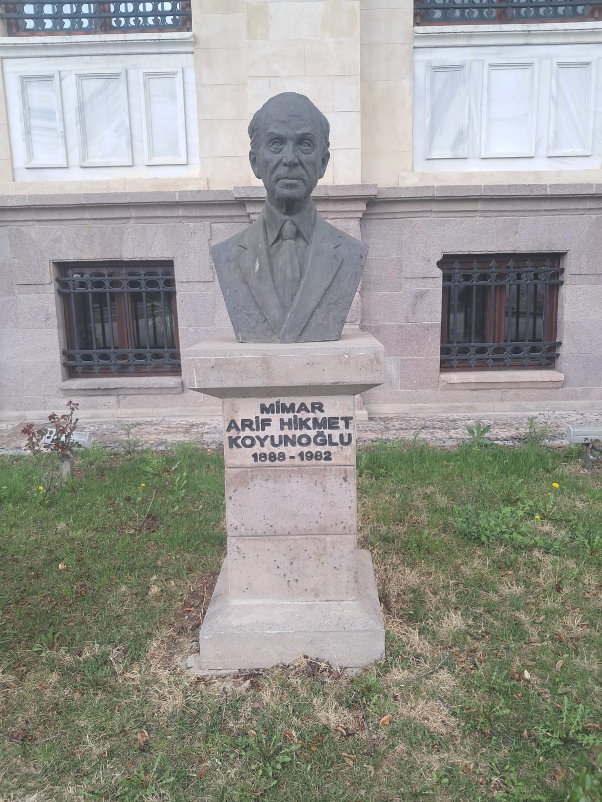 Arif Hikmet Koyunoğlu Büstü