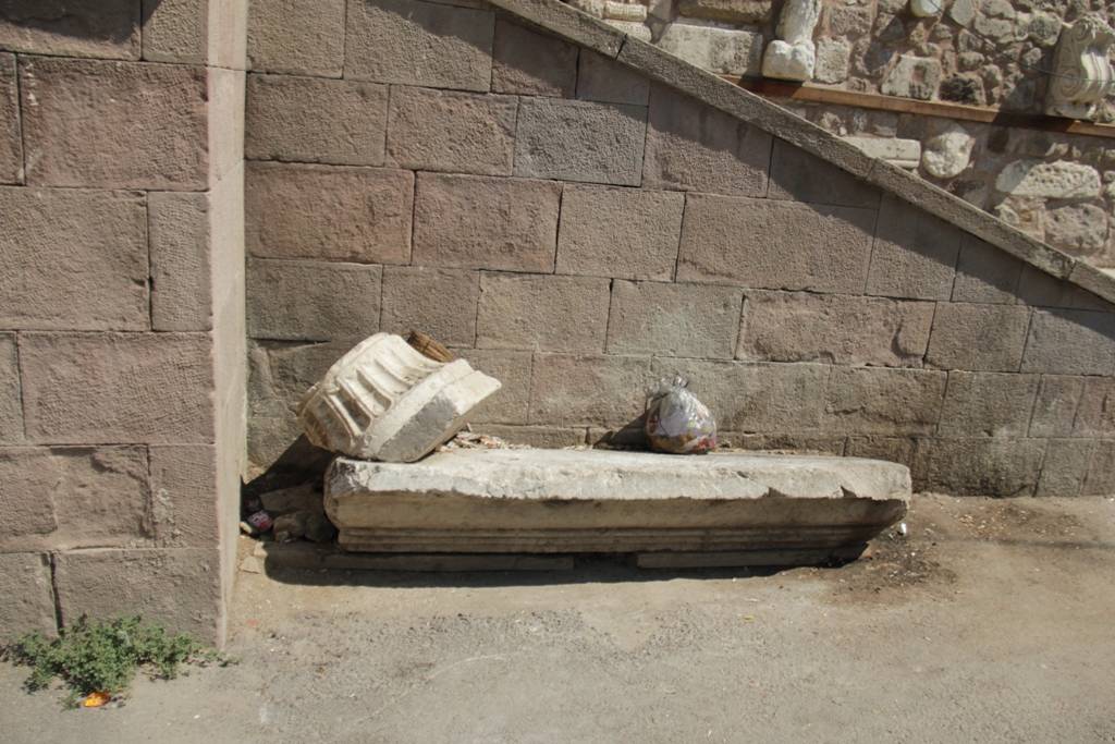 Arslanhane Zaviyesi çevresindeki devşirme taşlar