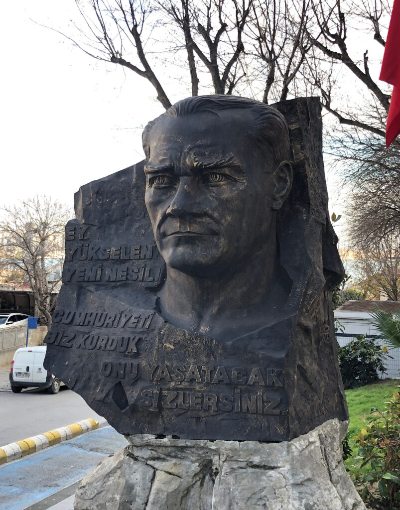Atatürk Büstü, Moda