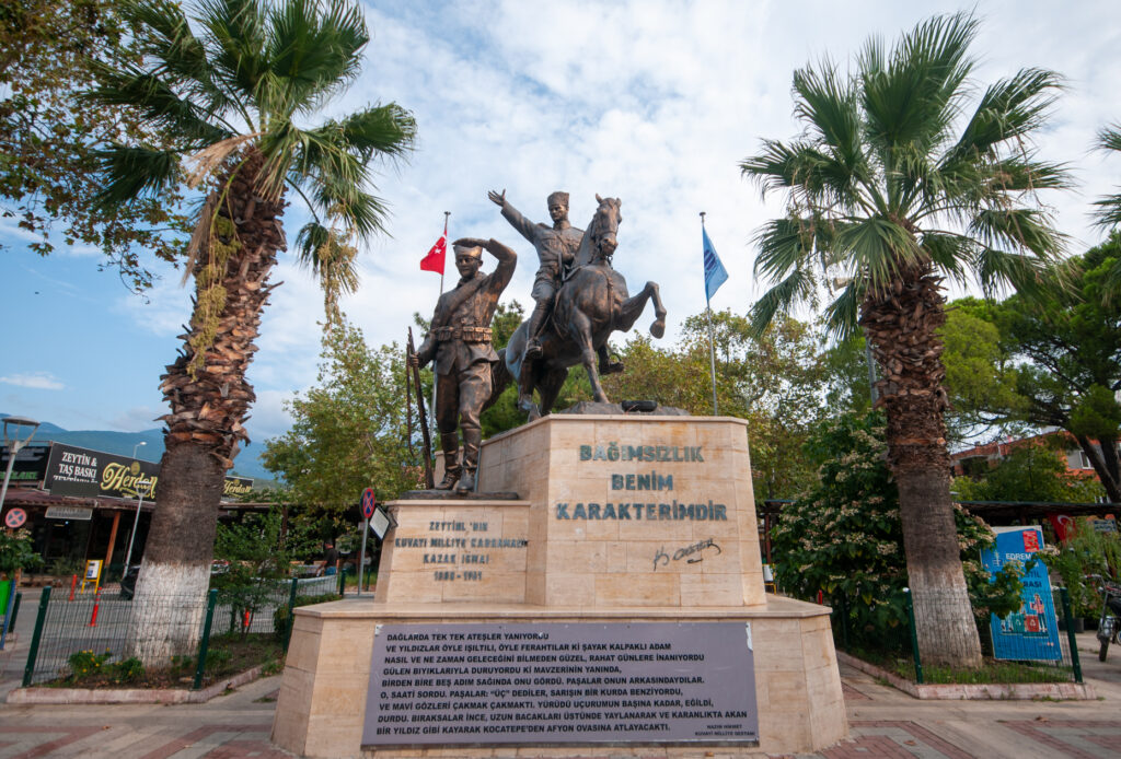Atatürk ve Kazak İsmail Anıtı