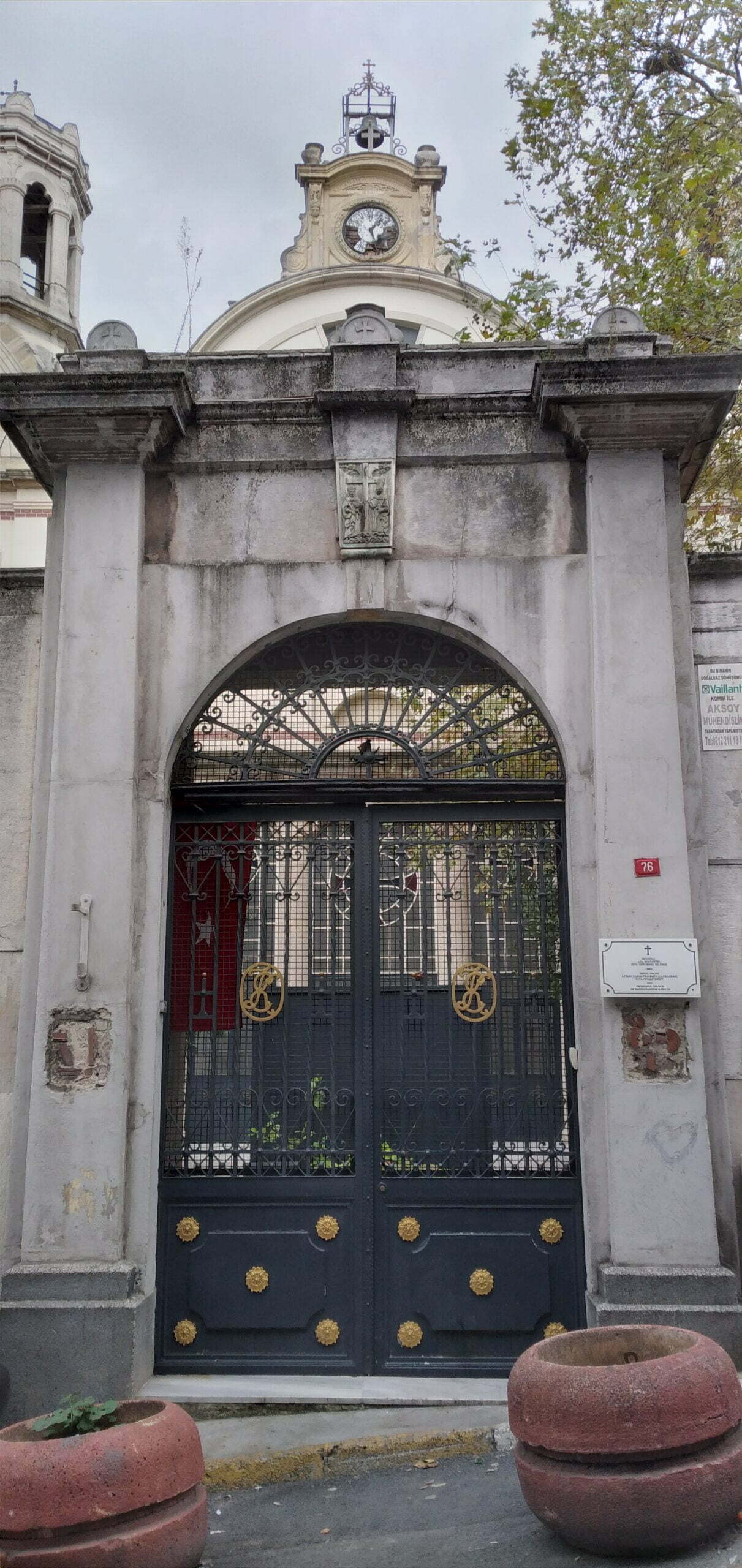 Ayios Konstantinos ve Ayia Eleni Kilisesi Girişi