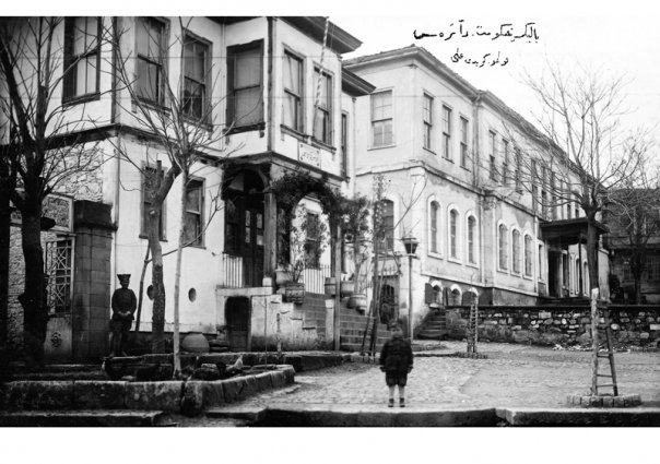 Solda Emniyet Müdürlüğü ve Sağda Eski Hükümet Konağı