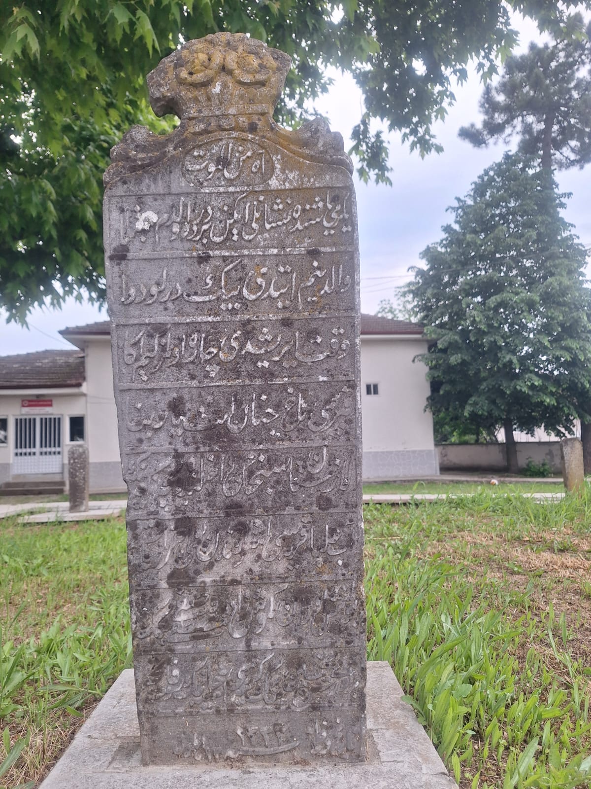 Beçi Yörükler Köyü Orhan Gazi Cami Avlusundaki Mezar Taşlarından Biri