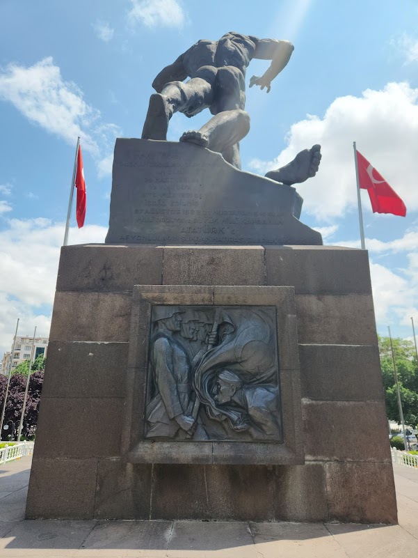 Büyük Utku Anıtı’nın arka yüzü