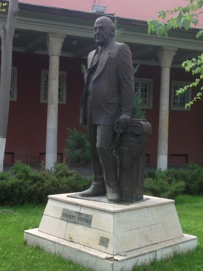 Cüneyt Gökçer Heykeli