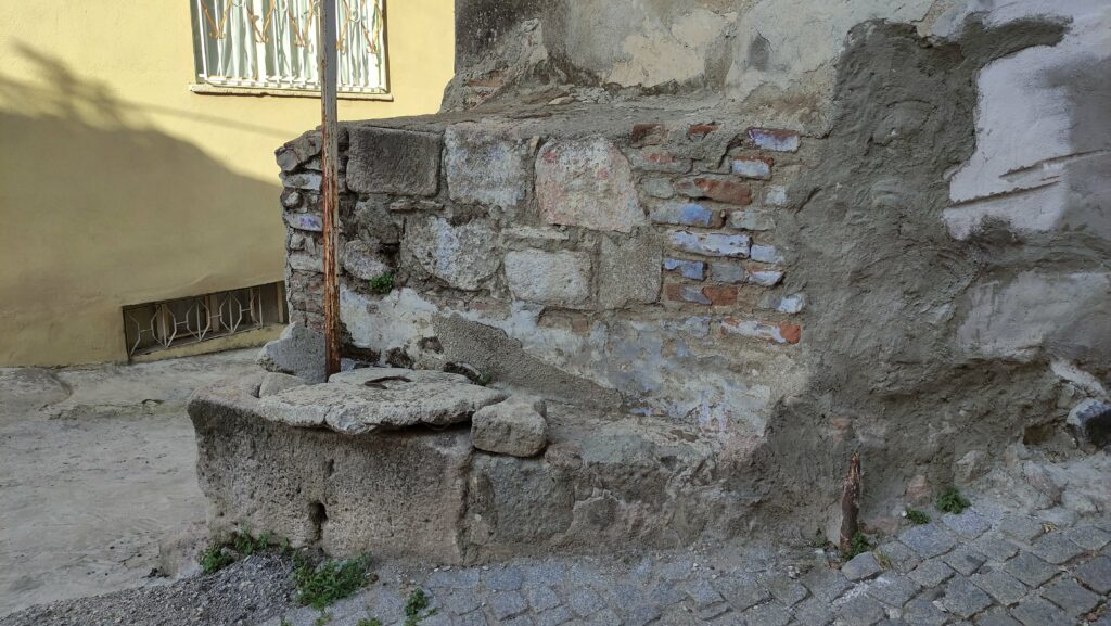Dede Sokak Çeşmesi