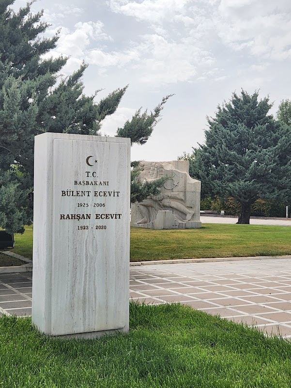 Bülent Ecevit ve eşi Rahşan Ecevit’in Devlet Büyükleri Anıt Mezarlığı’ndaki mezarları
