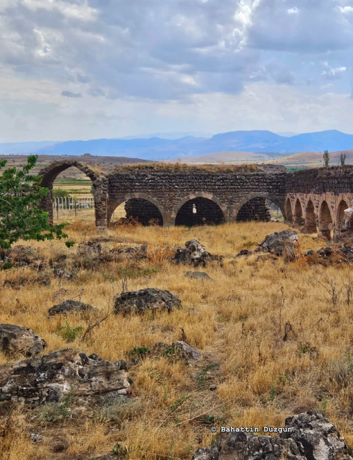 Hanın çevresiyle birlikte uzaktan görünümü, yapının doğayla ilişkisini ortaya koymaktadır.