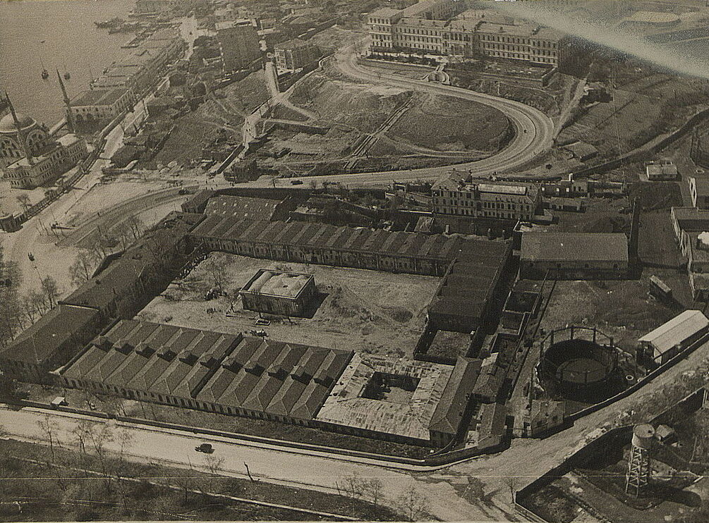 Dolmabahçe Sarayı Has Ahırları ve arkada Taşkışla, 1920’ler