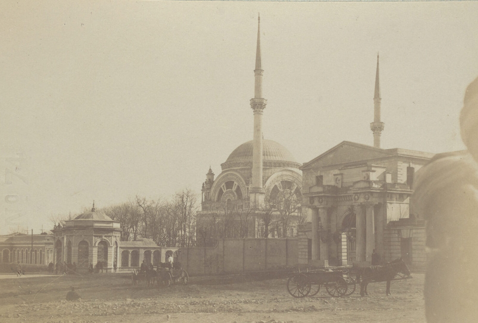Önde Seraskerlik Binası ve kapısı ile arkada Dolmabahçe Camii ve Muvakkithanesi