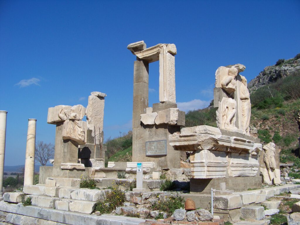 Efes Memmius Anıtı