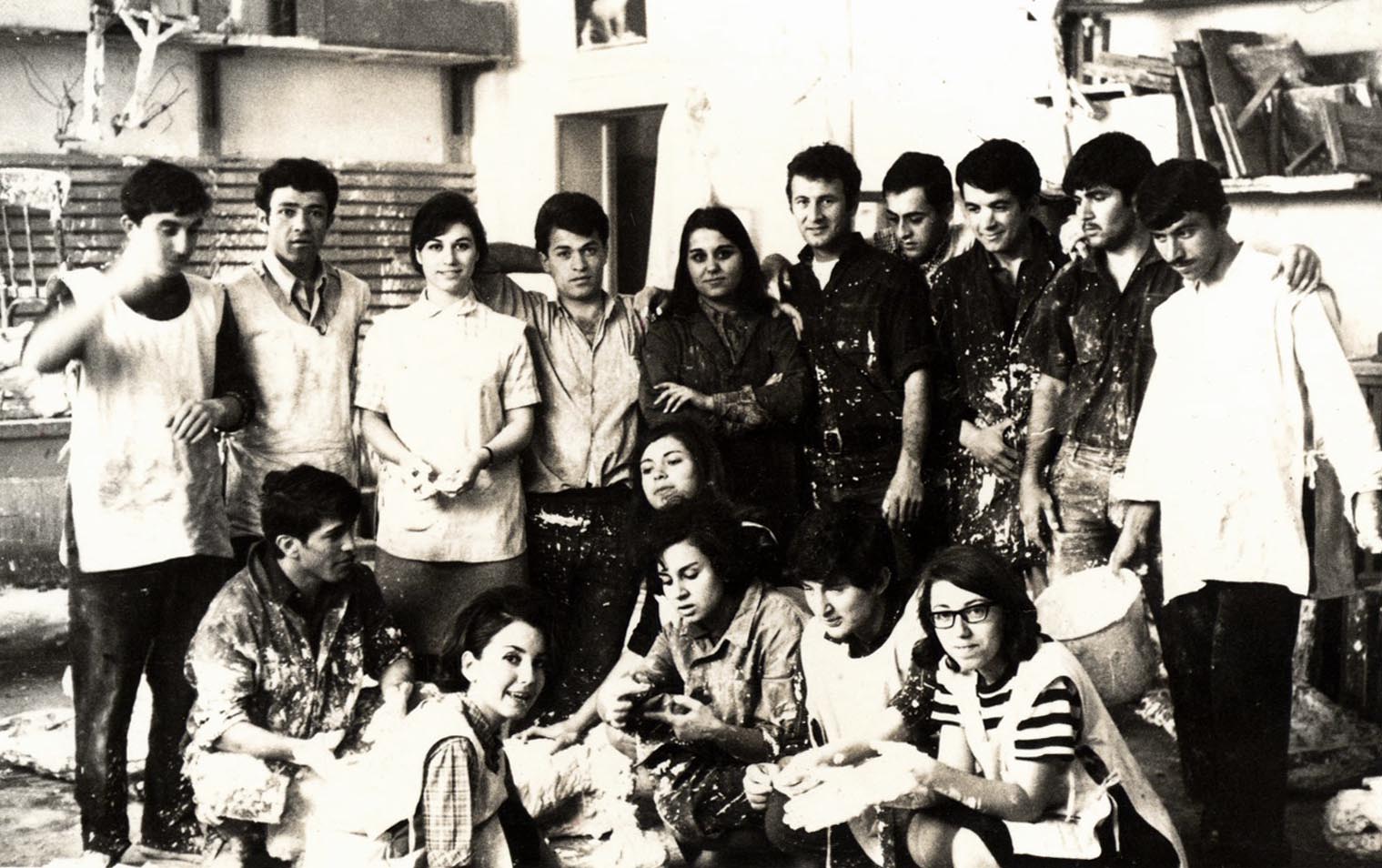 İsmail Saray (sol başta) sınıf arkadaşlarıyla modelaj atölyesinde, Gazi Eğitim Enstitüsü, 13 Nisan